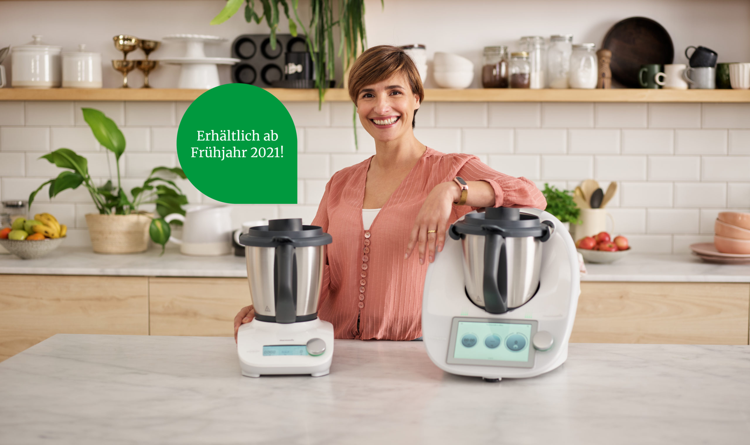 Lass deinen Thermomix® Hand in Hand mit dem Thermomix Friend arbeiten, um köstliche, raffinierte, mehrgängige Menüs zuzubereiten und Gerichte zu zaubern, ohne ins Schwitzen zu geraten. Thermomix Friend verbindet sich per Bluetooth® mit deinem TM6, und die intuitiven Anleitungen auf dem Bildschirm teilen dir mit, wenn du den Mixtopf voller Zutaten von einem Gerät zum anderen wechseln sollst. Das Ergebnis: Alles ist rechtzeitig vorbereitet und perfekt gegart. Auch mit dem TM5 lässt sich der Thermomix Friend ganz einfach nutzen. Der einzige Unterschied: er muss händisch eingestellt werden. Lass deinen Thermomix® Hand in Hand mit dem Thermomix Friend arbeiten, um köstliche, raffinierte, mehrgängige Menüs zuzubereiten und Gerichte zu zaubern, ohne ins Schwitzen zu geraten. Thermomix Friend verbindet sich per Bluetooth® mit deinem TM6, und die intuitiven Anleitungen auf dem Bildschirm teilen dir mit, wenn du den Mixtopf voller Zutaten von einem Gerät zum anderen wechseln sollst. Das Ergebnis: Alles ist rechtzeitig vorbereitet und perfekt gegart. Auch mit dem TM5 lässt sich der Thermomix Friend ganz einfach nutzen. Der einzige Unterschied: er muss händisch eingestellt werden.